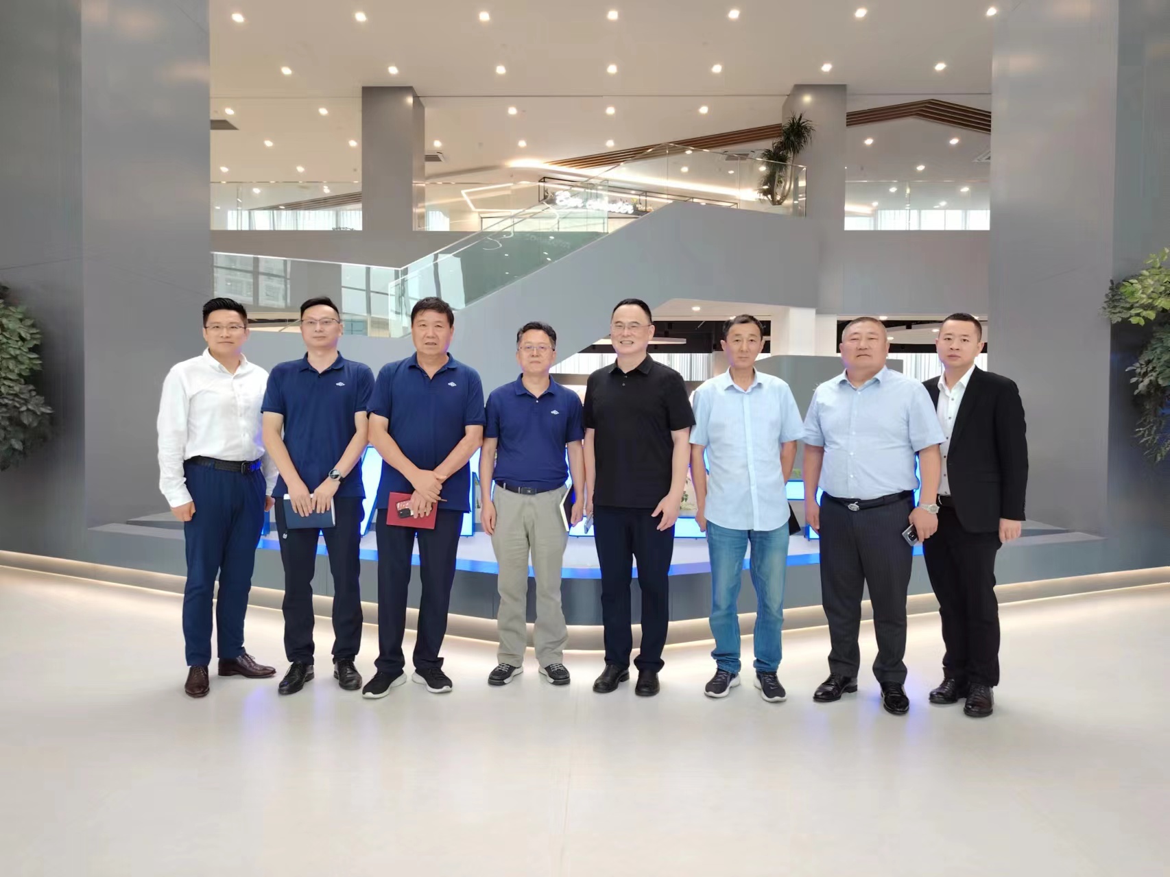 博采眾長 共謀合作新篇章——天津震翔董事長張震生先生、杭州熱聯(lián)集團高級副總裁、中金協(xié)風(fēng)險管理專委會會長勞洪波先生受邀參觀杭叉集團